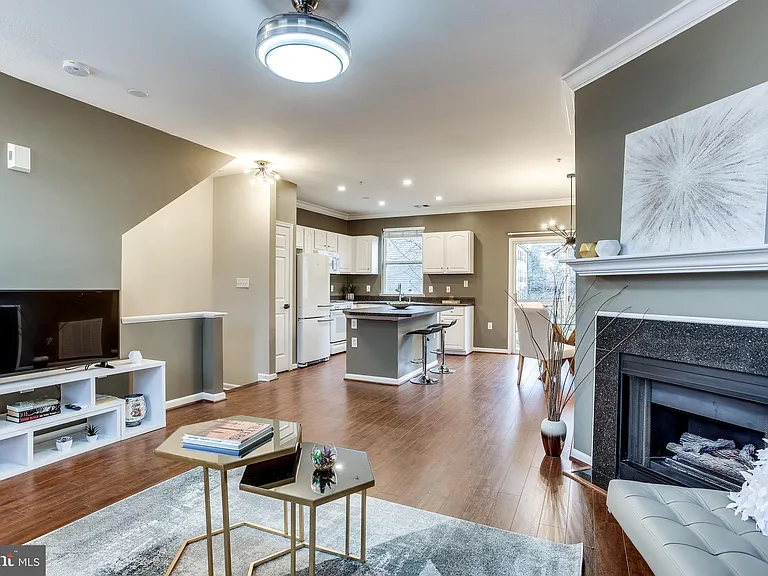 21784 Jarvis Sq — Photo 8
