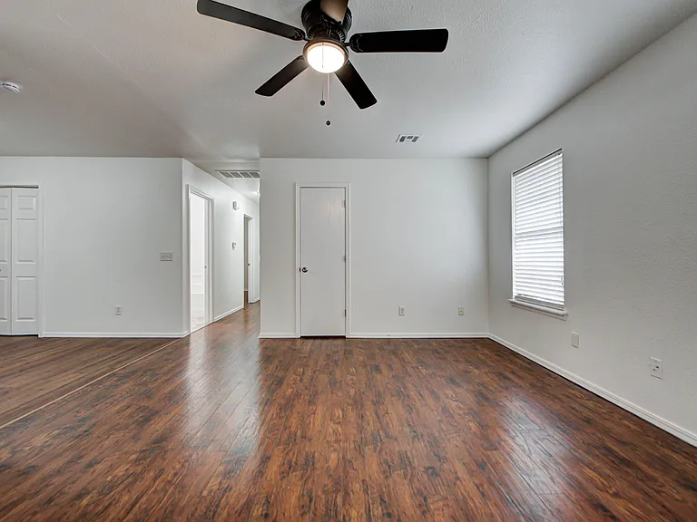 109 E Hayes St — Photo 2