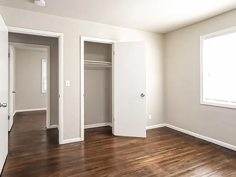 1583637_025_wm_-_main_bedroom_13181641.jpg