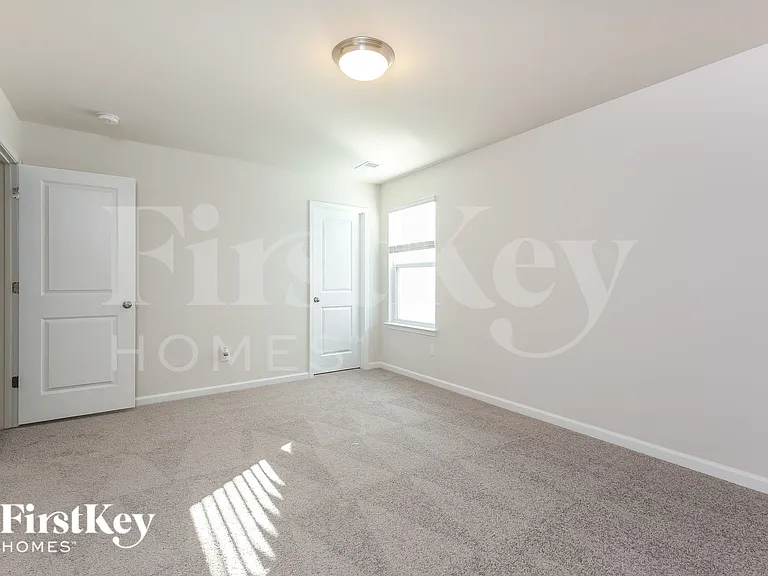 565 Hillpark Ln — Photo 11