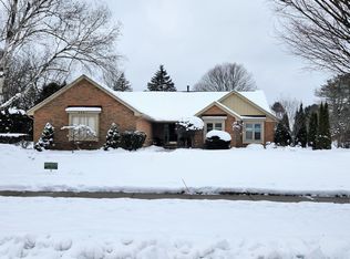 4621 Rivers Edge Dr, Troy, MI 48098