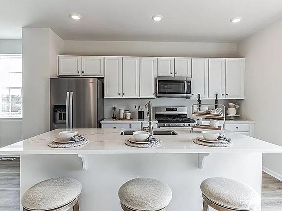 4th image of 210 Macoun Way