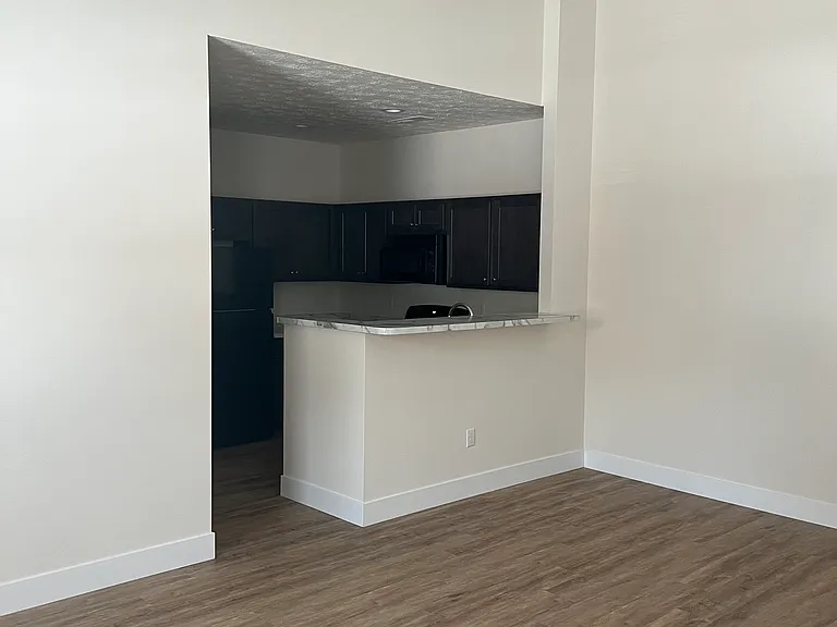 409 Court Yard Ln — Photo 37