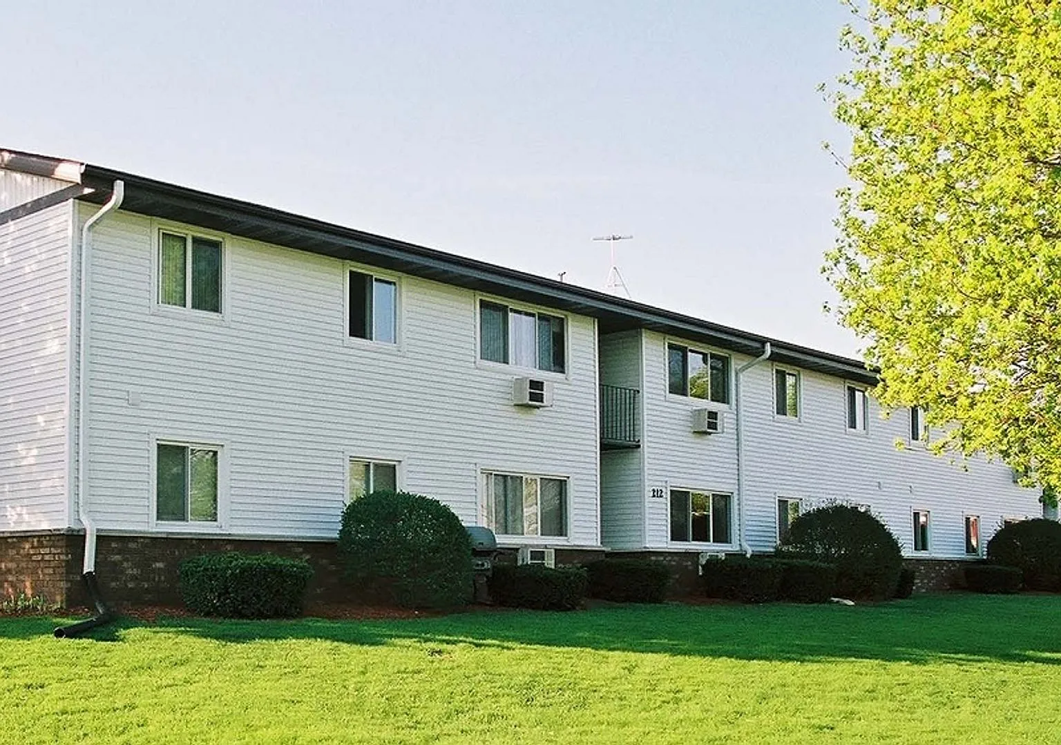 Country Glen Apts — Photo 1