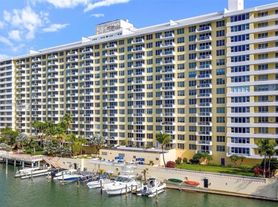 5600 Collins Ave