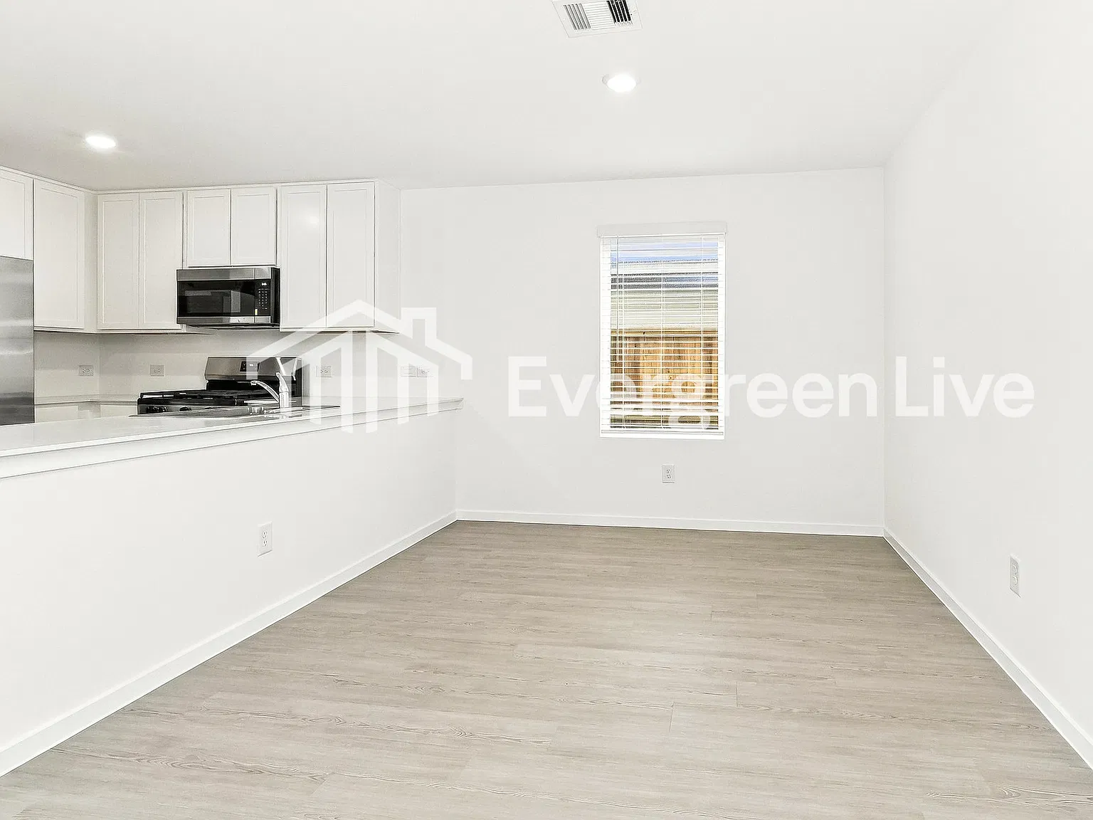 4 bed, 2.5 bath, 1979 sqft, $1,945 — Photo 3