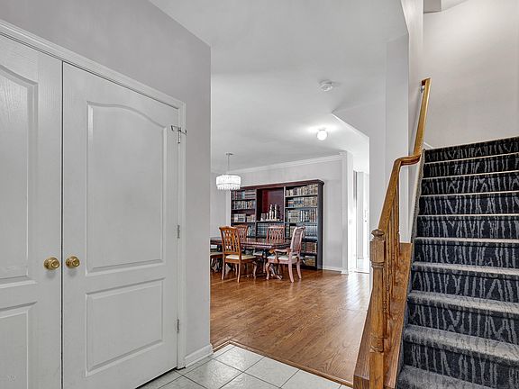 5th image of 17 Sea Point Dr