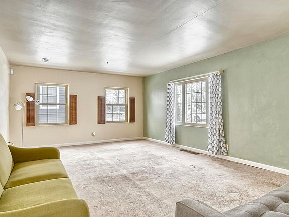 4th image of 3927 Towle Ave