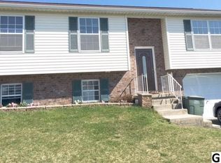 60 Coventry Cross Rd, Mount Wolf, PA 17347