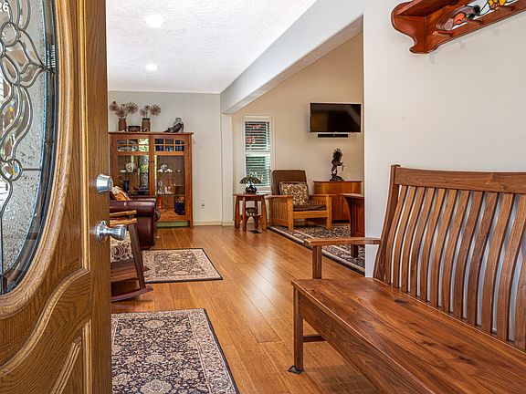 4th image of 384 Edgeview Dr