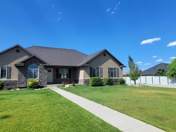 1207 E Crescent Loop, Eagle Mountain, UT 84005