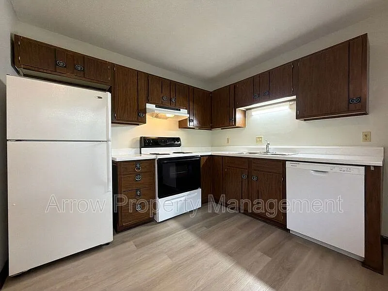 2 bed, 1.0 bath, 830 sqft, $895 — Photo 2