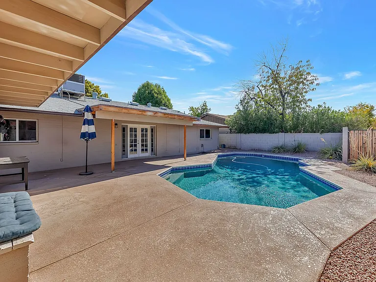 505 E Carson Dr — Photo 3