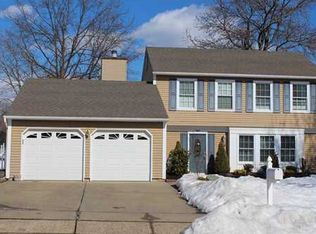 8 Daphne Ct, Edison, NJ 08820