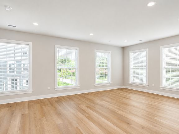 4th image of 701 Halcyon Ln
