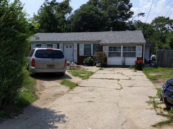 1744 N Thompson Dr, Bay Shore, NY 11706