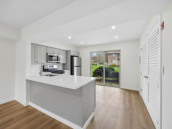 3rd image of 501 Bradley Ct