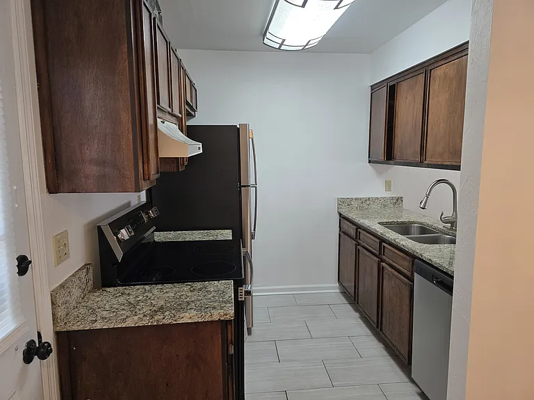 2218 Timberwood Cir N — Photo 18