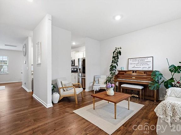4th image of 8022 Rowling Dr