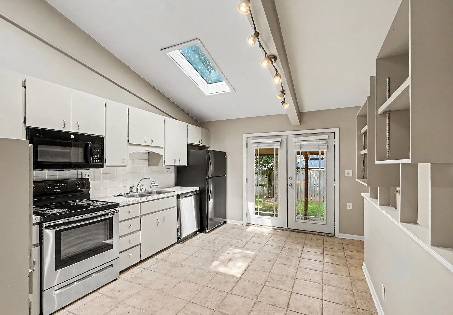 3 bed, 1.5 bath, 1121 sqft, $1,650 — Photo 4