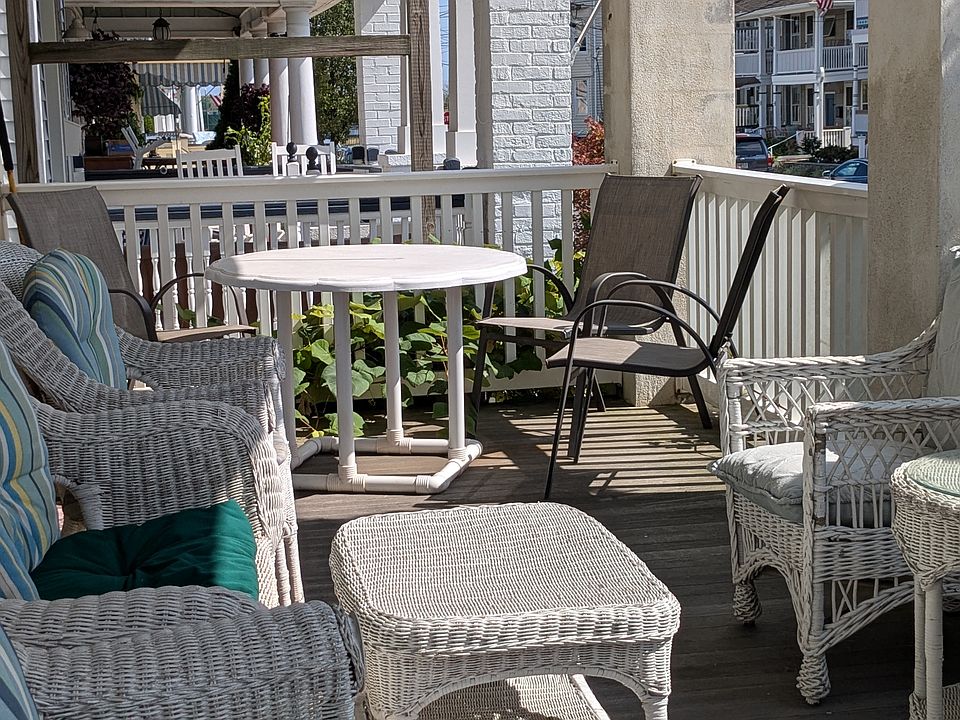 Large front porch seats 9 plus 3 at table.