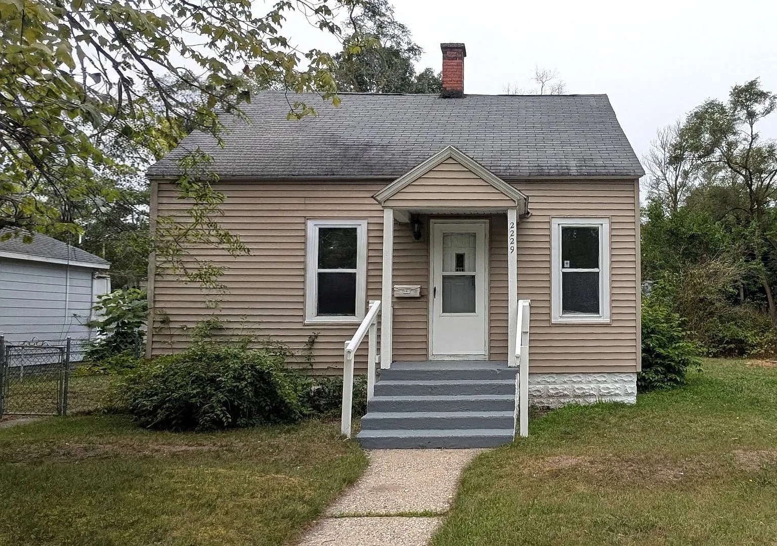 2229 McIlwraith, 2 bedroom house with basement and garage — Photo 1