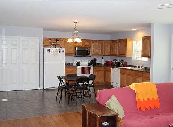 4th image of 152 Hogan Ave