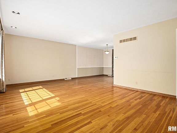 3rd image of 2705 W Greenbrier Ln