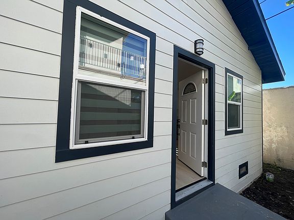 3rd image of 627 1/2 Fischer St