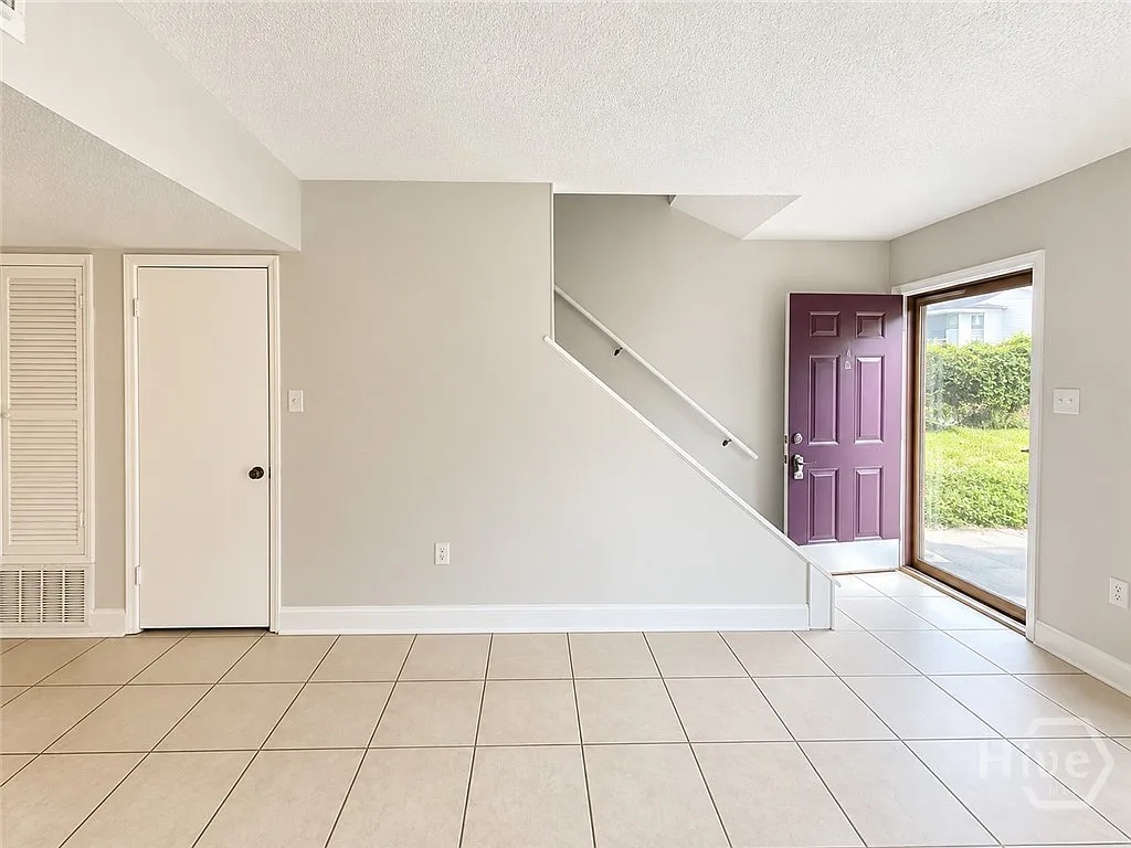 2220 E Victory Dr — Photo 2