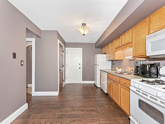 5th image of 2240 Country Club Dr