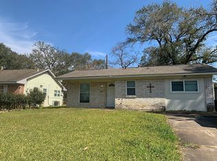 253 N Shanks St, Clute, TX 77531