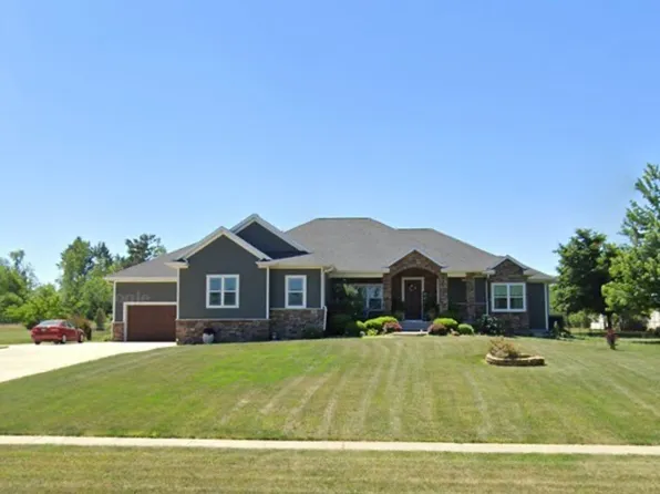 2097 Emmons St, Hiawatha, IA 52233