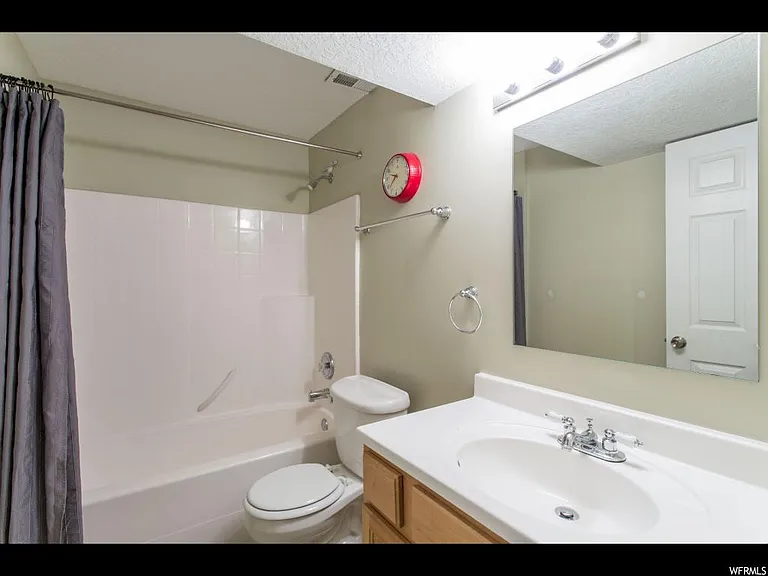 2724 S Richmond St E — Photo 17