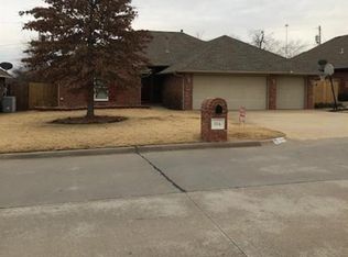 104 Highland Dr, Moore, OK 73160