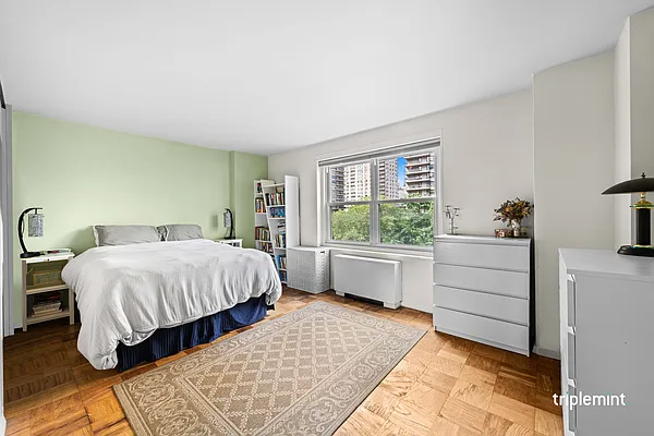 Sold by Triplemint | media 4