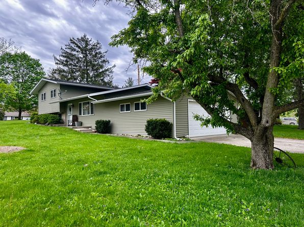72 Edgelea Dr, Clinton, IL 61727