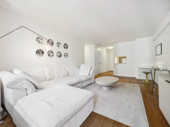 515 East 72nd Street image 8 of 29