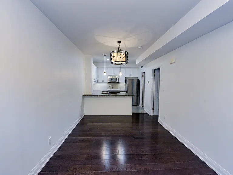 130 Raglan Ave — Photo 8