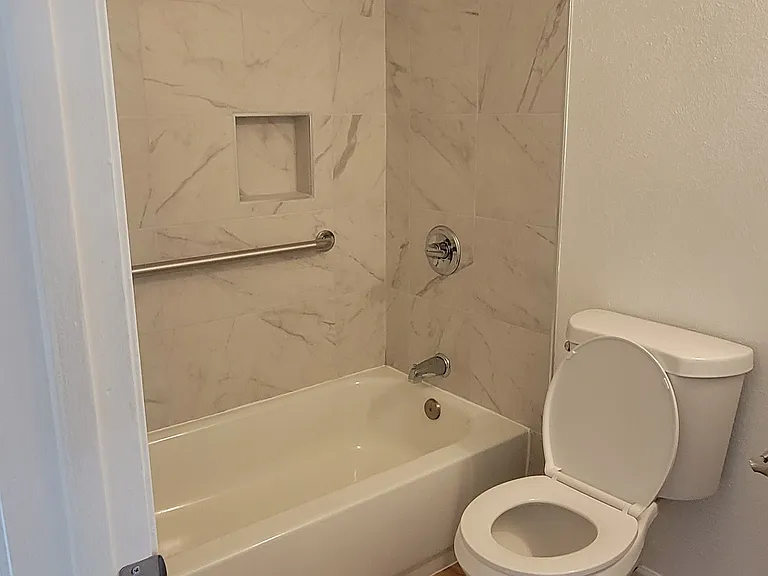 2524 Chelwood Park Blvd NE #C — Photo 21