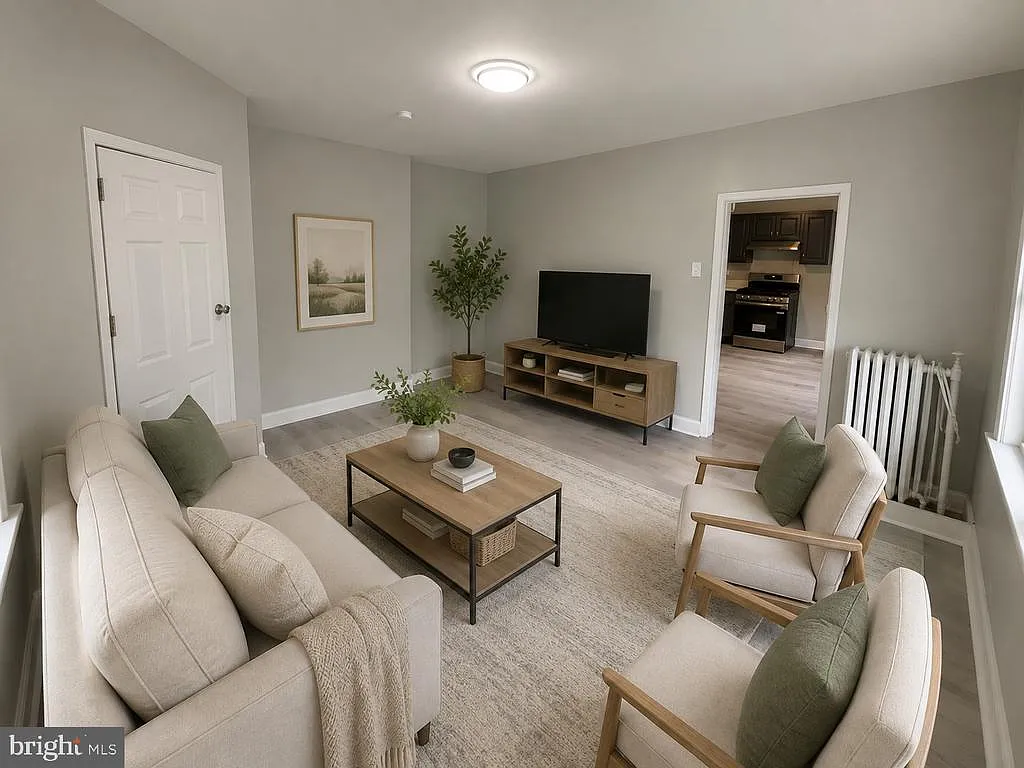 3 bed, 1.0 bath, 2336 sqft, $2,300 — Photo 2