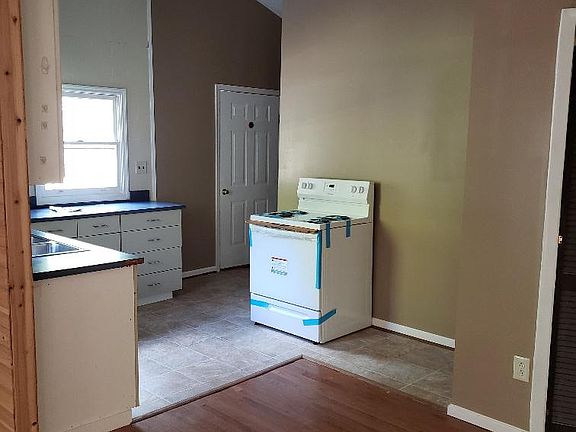 3rd image of 409 Winchester Dr