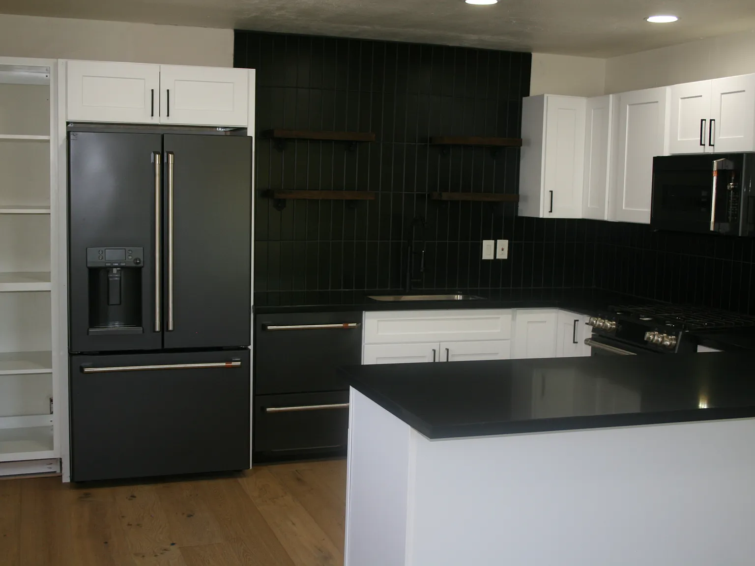 3 bed, 1416 sqft, $3,350 — Photo 3