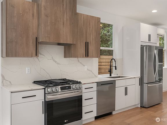 5th image of 2346 Franklin Avenue E #C
