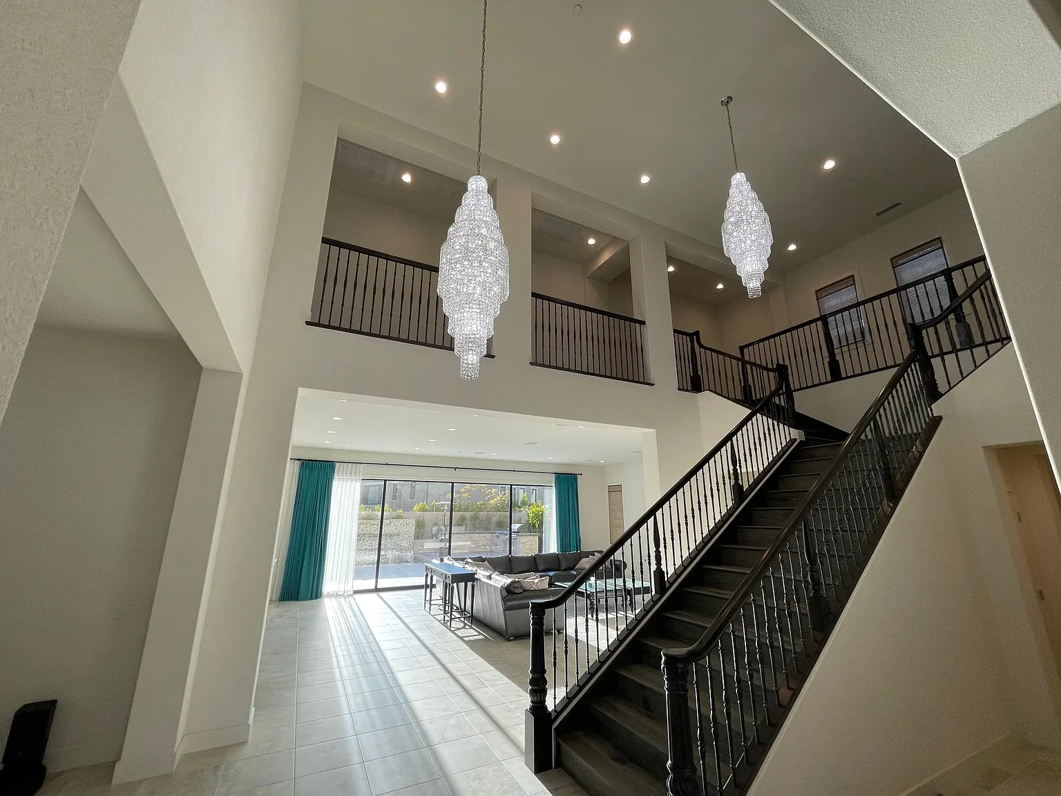 5 bed, 5.5 bath, 5505 sqft, $20,000 — Photo 2