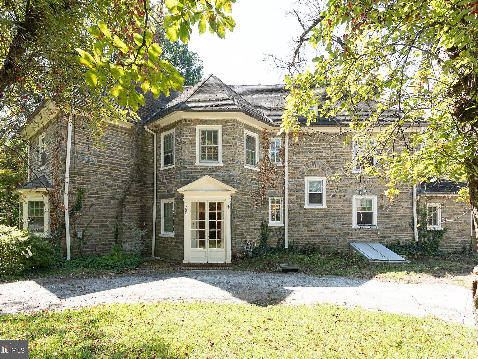 6 bed, 5.0 bath, 3528 sqft, $4,400 — Photo 1