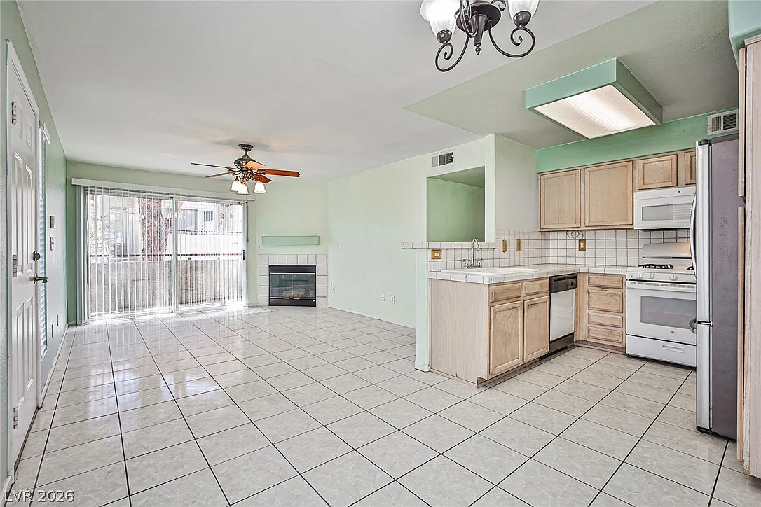 2 bed, 2.0 bath, 1027 sqft, $1,250 — Photo 4