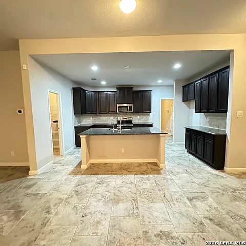 5 bed, 3.0 bath, 2861 sqft, $2,600 — Photo 2