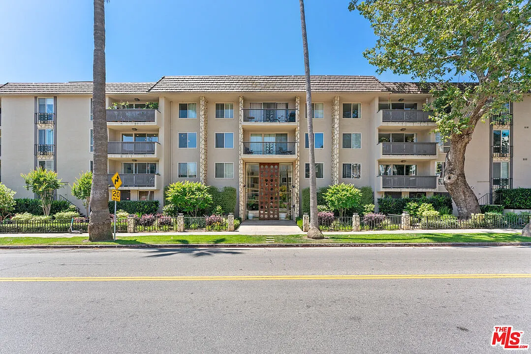 Building Photo - 809 S Bundy Dr #202