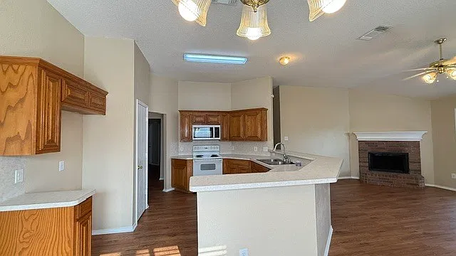 4 bed, 2.0 bath, 1748 sqft, $2,195 — Photo 3